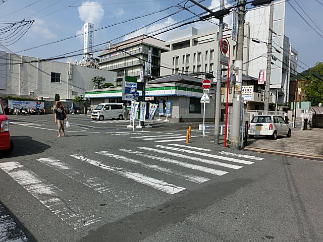 ここのファミマはICOCAが使えて分かりやすい立地なので、どうしてもファミマに客が行くと思います。