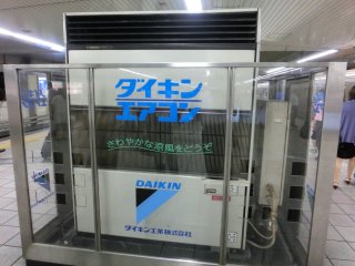 やはり大阪の夏は湿気過剰でキツいです。早速クーラーの場所に避難しました(地下鉄新大阪)。 やはり大阪の夏は湿気過剰でキツいです。早速クーラーの場所に避難しました(地下鉄新大阪)。