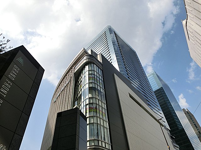 LIXILショールームのあるグランフロント大阪南館タワー。 LIXILショールームのあるグランフロント大阪南館タワー。