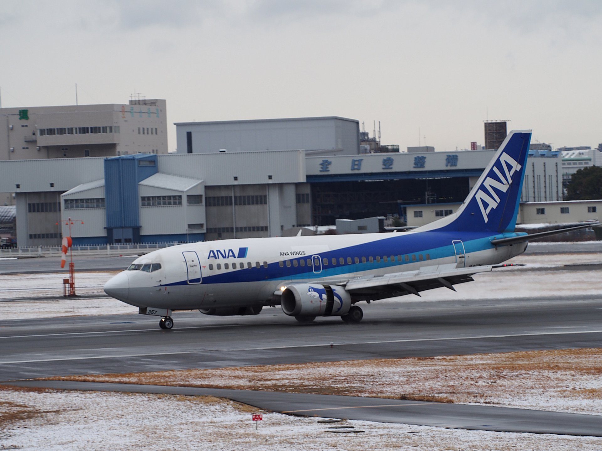 륫󤬲İۡANA B737-500(JA8357)Φ(32L)