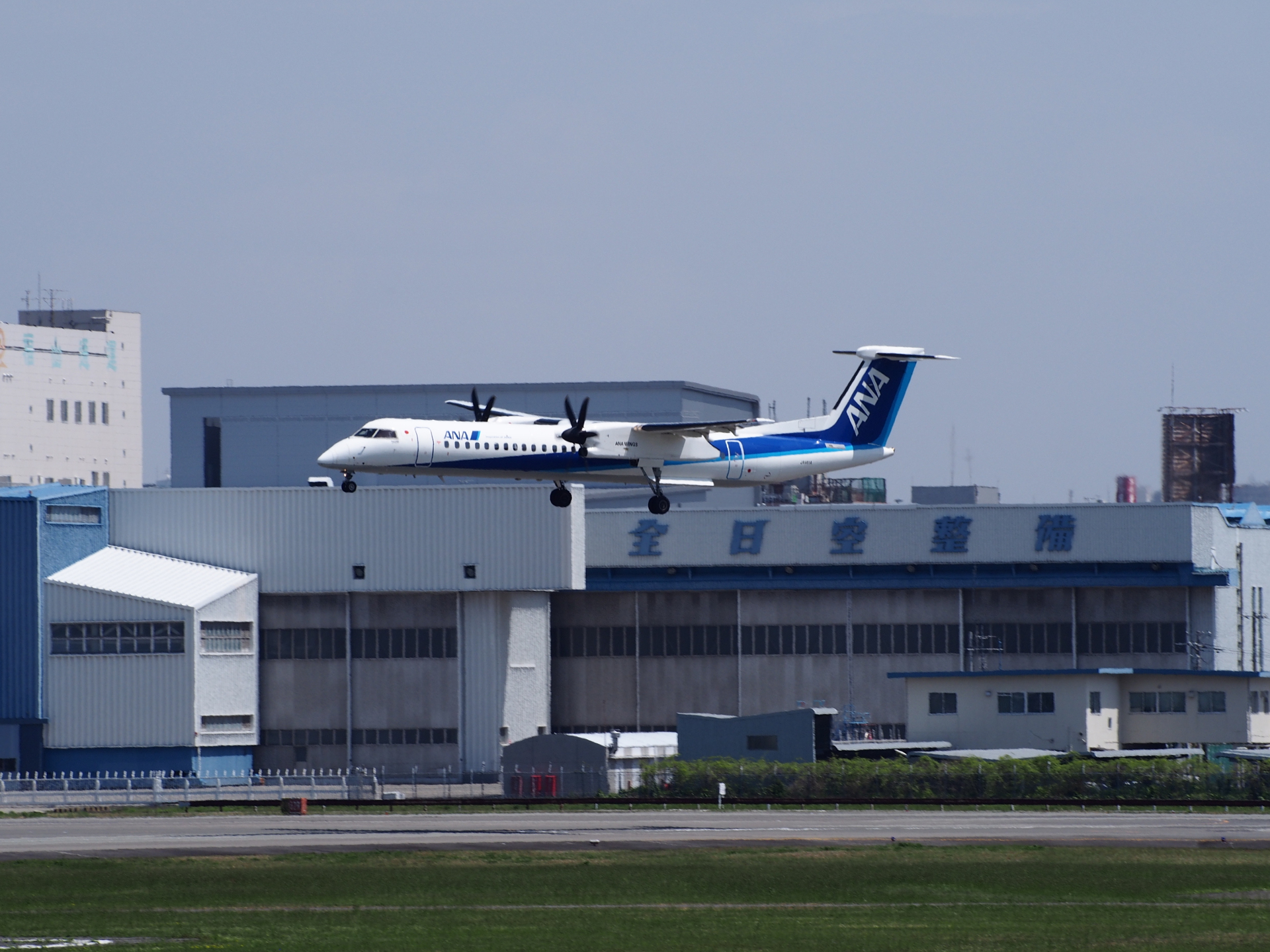 ANA Wings DHC-8-402Q Dash8 JA461A ex C-GSNEǤ