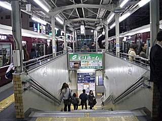 右が通過中の通勤特急、左が退避中の準急です。(^o^) 右が通過中の通勤特急、左が退避中の準急です。(^o^)