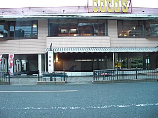 閉店時間帯のファミレス駐車場に無断侵入し、バッティング練習している人が居ました。(^o^;) 閉店時間帯のファミレス駐車場に無断侵入し、バッティング練習している人が居ました。(^o^;)