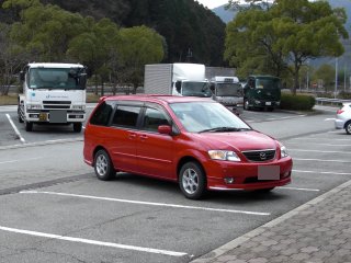 ヤクザみたく斜めはみ出し駐車のワゴン車です。(^o^;) ヤクザみたく斜めはみ出し駐車のワゴン車です。(^o^;)