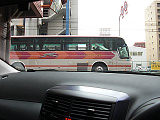 宅急便の大型トラックの次は観光バスが道塞ぎです。(^o^;) 宅急便の大型トラックの次は観光バスが道塞ぎです。(^o^;)