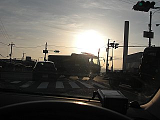平然と信号を無視して右折するトラックです。(^o^;) 平然と信号を無視して右折するトラックです。(^o^;)