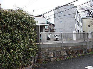 歯科医はセブンイレブンの隣。(^o^) 歯科医はセブンイレブンの隣。(^o^)