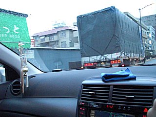 年度末かトラックの路駐が多いです。(^o^;) 年度末かトラックの路駐が多いです。(^o^;)