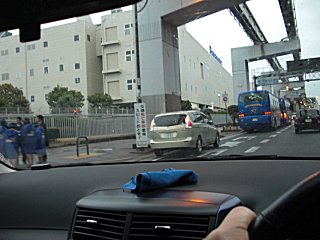 パナソニックさんは観光バス連ねて大名旅行の様です。(^o^;) パナソニックさんは観光バス連ねて大名旅行の様です。(^o^;)