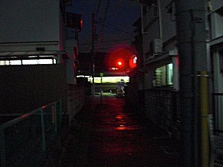 相変わらず開かずの踏切です。(^o^) 相変わらず開かずの踏切です。(^o^)