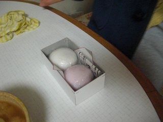 卒業式のお祝いの紅白饅頭を食しました。(^o^) 卒業式のお祝いの紅白饅頭を食しました。(^o^)
