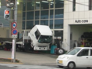 トラックが整備中でした。(^o^) トラックが整備中でした。(^o^)