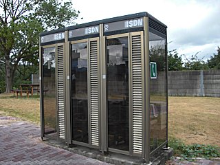 今も尚残る、ISDN公衆電話です。 今も尚残る、ISDN公衆電話です。