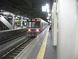 北新地では、甲子園帰りの沢山のトラファン達とすれ違いました。 北新地では、甲子園帰りの沢山のトラファン達とすれ違いました。
